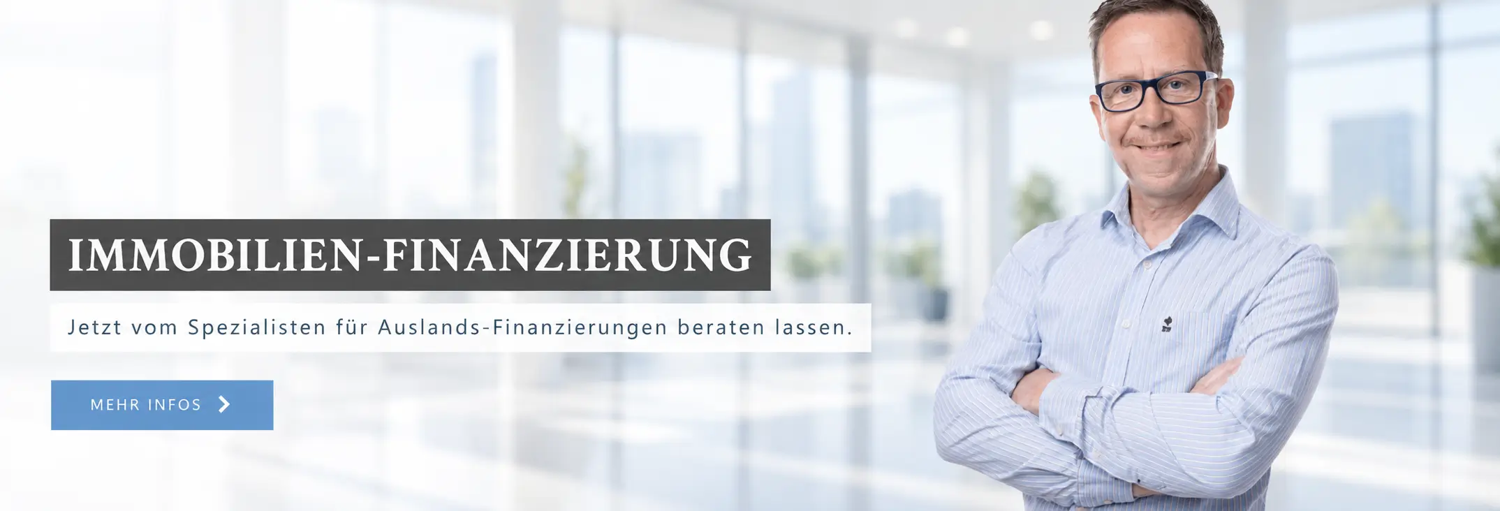 EUREGIOFINANZ-Berater vor hellem Bürohintergrund mit Hinweis auf Immobilien- und Auslandsfinanzierungen